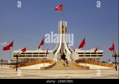 La Tunisie. Tunis, Place de la Kasbah. Monument aux martyrs tunisiens. Le Quartier général du parti au pouvoir en arrière-plan. Banque D'Images