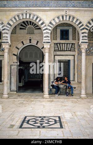 Tunisie. Tunis Medina. Dar Hamouda Pacha, fin 18e. Siècle. Maintenant un restaurant et une maison de thé. Couple appréciant conversation et une Sheesha. Décontracté Banque D'Images