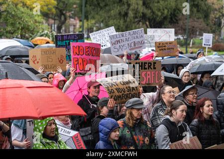 Melbourne, Australie. 27 juillet 2024. Les manifestants tiennent des pancartes exprimant leur opinion pendant la manifestation. Malgré la pluie, les gens se sont rassemblés pour protester contre les violences faites aux femmes, après que 54 femmes ont été tuées cette année en raison de violences domestiques, les auteurs de ces violences étant principalement des hommes. Les manifestants appellent le gouvernement australien à agir. Crédit : SOPA images Limited/Alamy Live News Banque D'Images