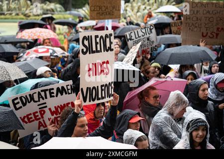 Melbourne, Australie. 27 juillet 2024. Les manifestants tiennent des pancartes exprimant leur opinion pendant la manifestation. Malgré la pluie, les gens se sont rassemblés pour protester contre les violences faites aux femmes, après que 54 femmes ont été tuées cette année en raison de violences domestiques, les auteurs de ces violences étant principalement des hommes. Les manifestants appellent le gouvernement australien à agir. (Photo de Gemma Hubeek/SOPA images/SIPA USA) crédit : SIPA USA/Alamy Live News Banque D'Images