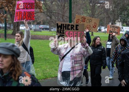 Melbourne, Australie. 27 juillet 2024. Un manifestant tient une pancarte disant « où sommes-nous en sécurité » pendant la manifestation. Malgré la pluie, les gens se sont rassemblés pour protester contre les violences faites aux femmes, après que 54 femmes ont été tuées cette année en raison de violences domestiques, les auteurs de ces violences étant principalement des hommes. Les manifestants appellent le gouvernement australien à agir. (Photo de Gemma Hubeek/SOPA images/SIPA USA) crédit : SIPA USA/Alamy Live News Banque D'Images