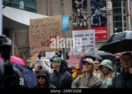 Melbourne, Australie. 27 juillet 2024. Les manifestants tiennent des pancartes exprimant leur opinion pendant la manifestation. Malgré la pluie, les gens se sont rassemblés pour protester contre les violences faites aux femmes, après que 54 femmes ont été tuées cette année en raison de violences domestiques, les auteurs de ces violences étant principalement des hommes. Les manifestants appellent le gouvernement australien à agir. (Photo de Gemma Hubeek/SOPA images/SIPA USA) crédit : SIPA USA/Alamy Live News Banque D'Images