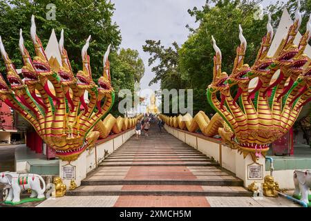 Escalier de la statue du Grand Bouddha sur Khao Phra Tamnak (colline de Pattaya) à Pattaya, Thaïlande Banque D'Images