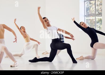 Ballet, groupe de danseurs et classe avec apprentissage de routine, exercice et entraînement pour la performance en studio. Diversité, personnes et bien-être de ballerine Banque D'Images