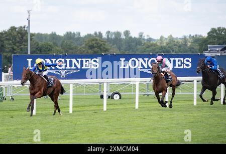 Ascot, Royaume-Uni. Samedi 27 juillet 2024. Goliath et Christophe Soumillon déclenchent un choc de 25/1 et remportent les King George VI & Queen Elizabeth QIPCO Stakes pour l’entraîneur Francis-Henri Graffard et le propriétaire Baron Philip von Ullman. Crédit JTW Equine images / Alamy Live News Banque D'Images