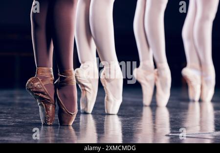 Ballet, chaussures et groupe avec danse sur scène pour l'art de la performance, le talent et la pratique de la routine. Ballerine, performance créative et les gens avec Banque D'Images