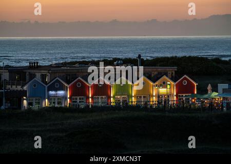 Mer du Nord île de Langeoog, Duenenweg, soirée, restaurants et magasins dans les dunes, basse-Saxe, Allemagne Banque D'Images