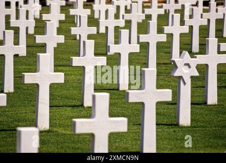 Carthage, Tunisie. Cimetière américain de la Seconde Guerre mondiale. Plusieurs marqueurs sont de soldats inconnus. Banque D'Images