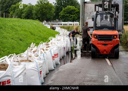 Inondations de la Ruhr près de Muelheim-Menden, les dommages à la digue de la Ruhr ont été scellés par de grands paquets de sable, des plaines inondables de la Ruhr, des inondations sur la Ruhr, après longtemps Banque D'Images