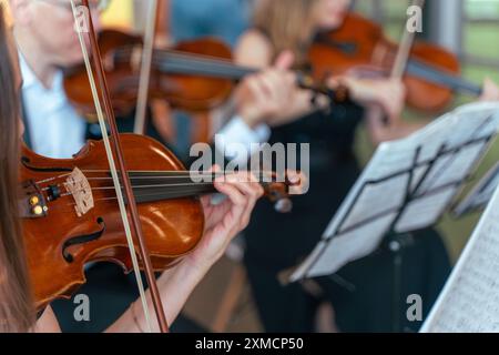 Orchestre symphonique professionnel se produisant sur scène et jouant un concert de musique classique, violoniste jouant au premier plan, art et divertissement co Banque D'Images