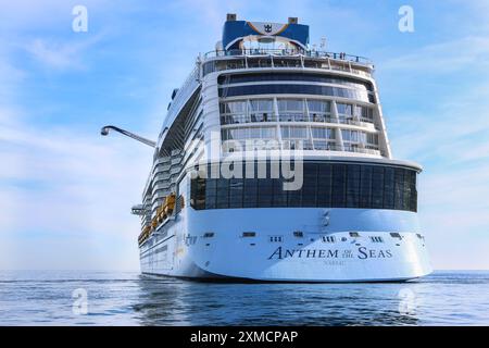 Nice, France : L'HYMNE géant DES MERS du Royal Caribbean en navigation vu du bateau pilote à Villefranche sur mer. Une escale unique pour le plus grand bateau de croisière cette année dans le petit port de la Côte d'Azur. Après la saison estivale, l'impressionnant navire devait naviguer en Méditerranée puis à travers le canal de Suez dans le cadre d'un repositionnement de l'Europe vers un nouveau port d'attache à Singapour, mais suite aux tensions de la mer Rouge et aux menaces d'attaques de missiles Houthis sur les navires, il transportera plutôt sans passager autour de la pointe sud de l'Afrique pour rejoindre Dubaï et l'Asie. Crédit : Kevin Izorce/Alamy Live News Banque D'Images