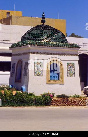 La céramique, Nabeul, Tunisie. Tombeau de rue, Sidi Maaouia. Les panneaux de mur floral, vert des tuiles du toit. Banque D'Images