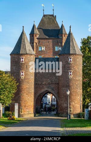 Cathédrale et Klever Tor, double porte à Xanten, porte extérieure, avec les tours hibou, Rhin inférieur, Rhénanie du Nord-Westphalie, Allemagne Banque D'Images