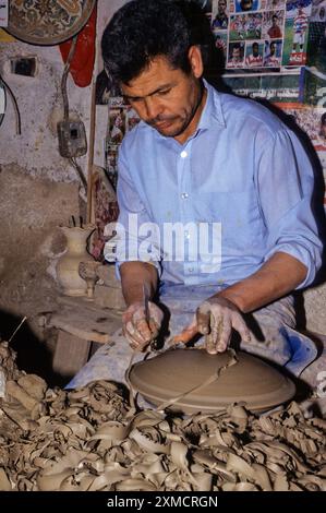 La céramique, Nabeul, Tunisie. Potter au travail. Banque D'Images