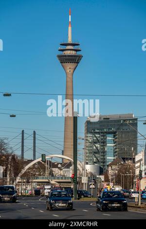 Duesseldorf, Voelklinger Strasse, route fédérale B1, trafic du centre-ville, pont de transition vers le port de la ville, port des médias, derrière la porte de la ville Banque D'Images