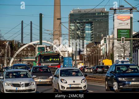 Duesseldorf, Voelklinger Strasse, route fédérale B1, trafic du centre-ville, pont de transition vers le port de la ville, port des médias, derrière la porte de la ville Banque D'Images