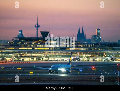 Décollage du Boeing 737 de Ryanair à l'aéroport de Cologne-Bonn, terminal 1, Skyline, cathédrale de Cologne, CGN, Cologne, Rhénanie du Nord-Westphalie, Allemagne Banque D'Images