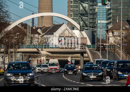 Duesseldorf, Voelklinger Strasse, route fédérale B1, trafic du centre-ville, pont de transition vers le port de la ville, port des médias, derrière la porte de la ville Banque D'Images