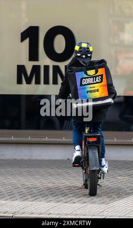 Transporteur à vélo du service de livraison rapide Gorillas, livre des produits d'épicerie, actuellement dans plus de 20 villes allemandes, en 10 minutes, commandes via an Banque D'Images