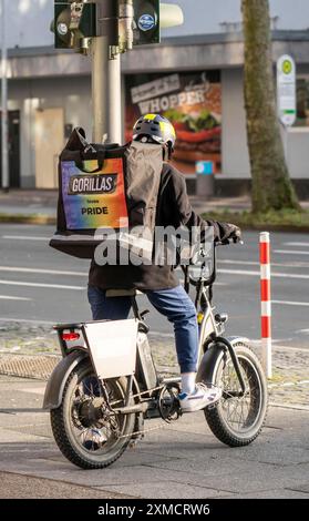 Transporteur à vélo du service de livraison rapide Gorillas, livre des produits d'épicerie, actuellement dans plus de 20 villes allemandes, en 10 minutes, commandes via an Banque D'Images