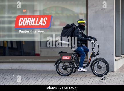 Transporteur à vélo du service de livraison rapide Gorillas, livre des produits d'épicerie, actuellement dans plus de 20 villes allemandes, en 10 minutes, commandes via an Banque D'Images