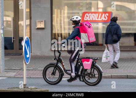 Transporteur à vélo du service de livraison rapide Flink, livre des produits d'épicerie, actuellement dans plus de 40 villes allemandes, en 10 minutes, commandes via une application Banque D'Images