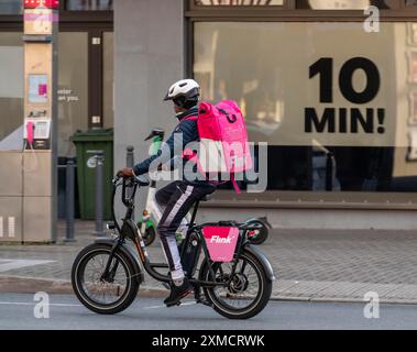 Transporteur à vélo du service de livraison rapide Flink, livre des produits d'épicerie, actuellement dans plus de 40 villes allemandes, en 10 minutes, commandes via une application Banque D'Images