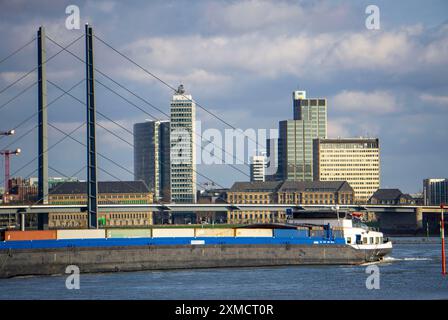 Le Rhin près de Duesseldorf, cargo, skyline, container cargo, Rheinkniebruecke, Rhénanie du Nord-Westphalie, Allemagne Banque D'Images