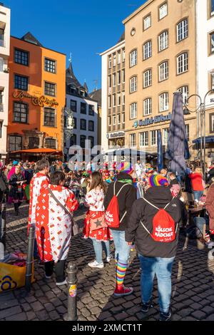 Rose lundi à Cologne, carnaval de rue, sur le Heumarkt, malgré Corona, plusieurs milliers de Jecke célébrer dans la vieille ville de Cologne, la ville est un Banque D'Images