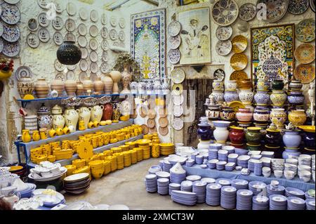 La céramique, Nabeul, Tunisie. Boutique de vente de poterie Gastli. Banque D'Images