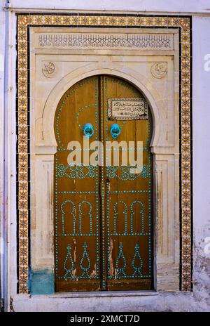 La céramique, Nabeul, Tunisie. Tile cadre autour de la porte. Les tuiles sont de la "patte du Lion'. Banque D'Images