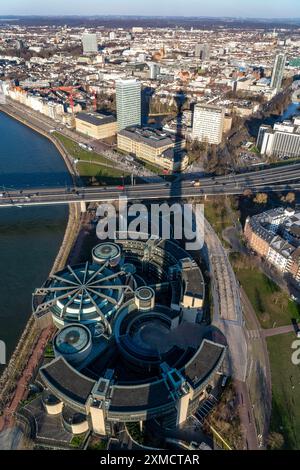 Vue sur le centre-ville de Duesseldorf, le parlement de l'État, le pont Rheinknie sur le Rhin, la vieille banque de la ville, de Rhénanie du Nord-Westphalie, Allemagne Banque D'Images