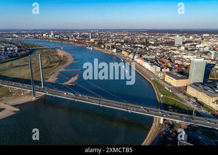 Vue sur le centre-ville de Duesseldorf, Rheinkniebruecke sur le Rhin, Altstadtufer, de Rhénanie du Nord-Westphalie, Allemagne Banque D'Images