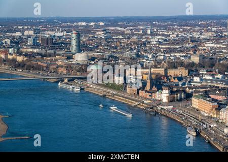 Vue sur le centre-ville de Duesseldorf, Rheinkniebruecke sur le Rhin, Altstadtufer, de Rhénanie du Nord-Westphalie, Allemagne Banque D'Images
