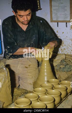 La céramique, Nabeul, Tunisie. Potter au travail. Banque D'Images