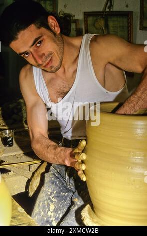 La céramique, Nabeul, Tunisie. Potter au travail. Banque D'Images