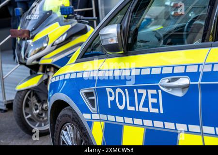 Police, voiture de police, inscription sur une voiture de patrouille, image symbolique Banque D'Images