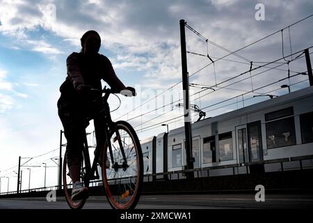 Vélo dans la ville, cycliste sur le pont Deutzer à Cologne, tram, piste cyclable, Rhénanie du Nord-Westphalie, Allemagne Banque D'Images