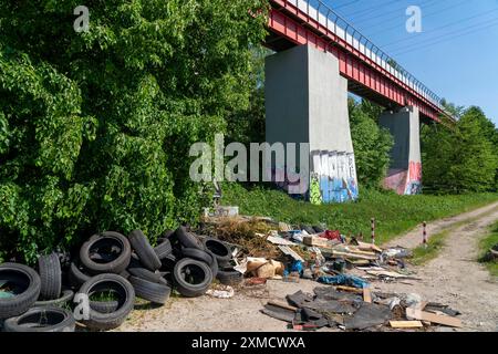 Déchets illégalement éliminés, pneus de voiture, gravats de construction, ordures ménagères, vêtements, sur un chemin à côté d'une route principale à Bochum, Rhénanie du Nord-Westphalie Banque D'Images