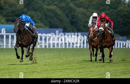 Ascot, Royaume-Uni. Samedi 27 juillet 2024. Al Qudra et William Buick remportent le Flexjet Pat Eddery Stakes pour l’entraîneur Charlie Appleby et le propriétaire Godolphin. Crédit JTW Equine images / Alamy Live News Banque D'Images