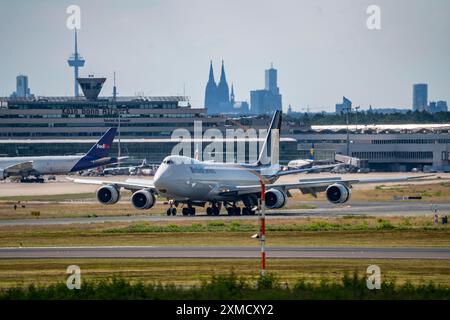 Aéroport de Cologne-Bonn, CGN, avion cargo UPS, Boeing 747 jumbo jet, à l'atterrissage, tour au terminal du contrôle aérien allemand, cathédrale de Cologne Banque D'Images