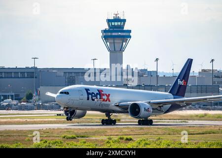 Aéroport de Cologne-Bonn, FedEx Boeing 777, au décollage, tour allemande de contrôle aérien, Cologne, Rhénanie du Nord-Westphalie, Allemagne Banque D'Images