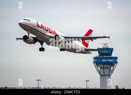 Aéroport de Cologne-Bonn, CGN, LAUDA Air, Airbus au décollage, tour de contrôle du trafic aérien allemand, Cologne, Rhénanie du Nord-Westphalie, Allemagne Banque D'Images