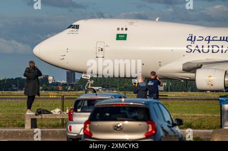 Aéroport Shiphol d'Amsterdam, Polderbaan, l'une des 6 pistes, zone d'observation, voir les avions de près, TF-AMB, Saudi Arabian Airlines Boeing 747-400FSchiphol Banque D'Images