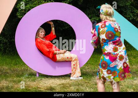 Malmesbury, Royaume-Uni. 27 juillet 2024. Une femme festivalière pose dans un panneau WOMAD vu au Womad - World of Music, Arts and Dance 2024. Photo de Julie Edwards./Alamy Live News Banque D'Images