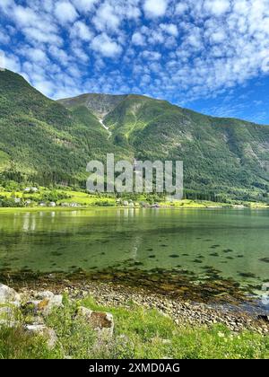 Sérénité réfléchie : la beauté enchanteresse de l'eau cristalline dans un lac de montagne en Norvège. Banque D'Images
