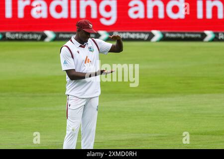 Birmingham, Royaume-Uni. 27 juillet 2024. Jason Holder prend un moment pour décrire la taille de celui qui s'est échappé lors du match International test match Series entre l'Angleterre et les Antilles à Edgbaston Cricket Ground, Birmingham, Angleterre, le 27 juillet 2024. Photo de Stuart Leggett. Utilisation éditoriale uniquement, licence requise pour une utilisation commerciale. Aucune utilisation dans les Paris, les jeux ou les publications d'un club/ligue/joueur. Crédit : UK Sports pics Ltd/Alamy Live News Banque D'Images