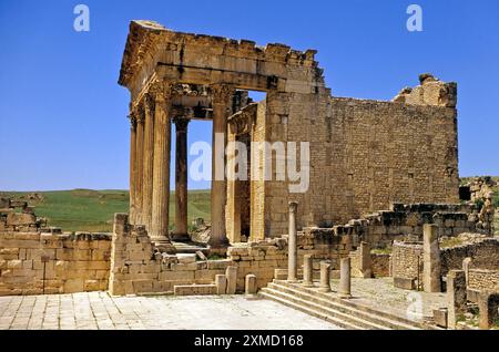 Tunisie, Dougga. Ruines romaines. Le Capitole. 166 A.D. le côté montre le style de construction connu sous le nom d'opus africanus, dans lequel de grandes pierres verticales Banque D'Images