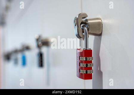 Casiers, dans un centre de formation, compartiments verrouillables avec cadenas Banque D'Images