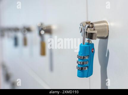 Casiers, dans un centre de formation, compartiments verrouillables avec cadenas Banque D'Images